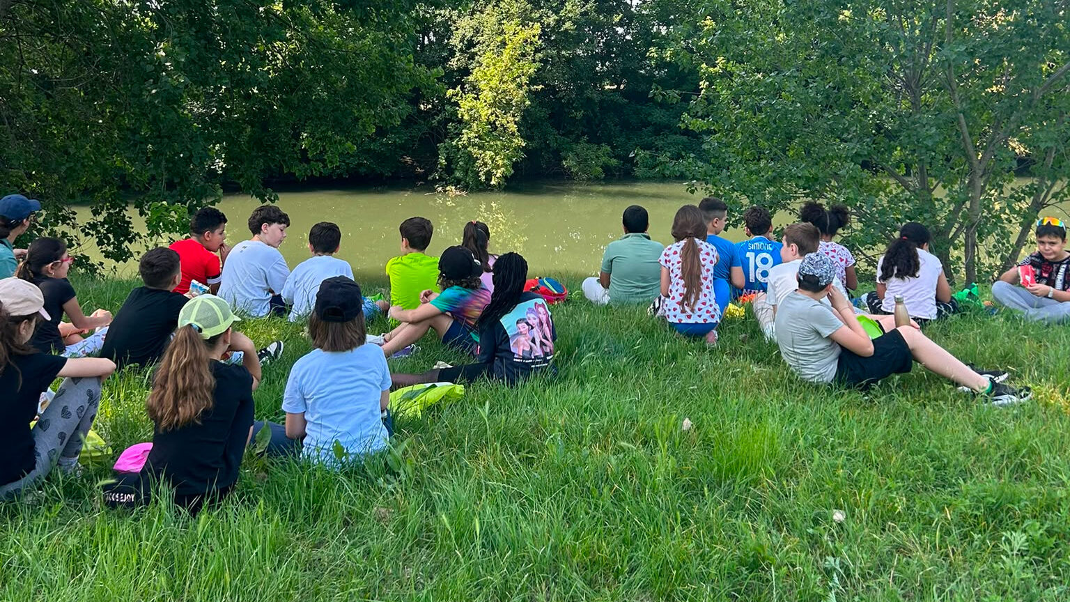 Una classe sulle sponde del fiume durante le attività