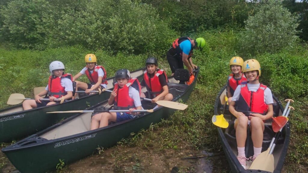 Studenti e studentesse in canoa sul Chiese