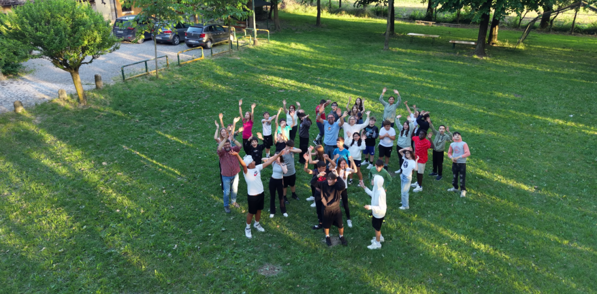 Studenti e studentesse alla Base Scout di San Vito
