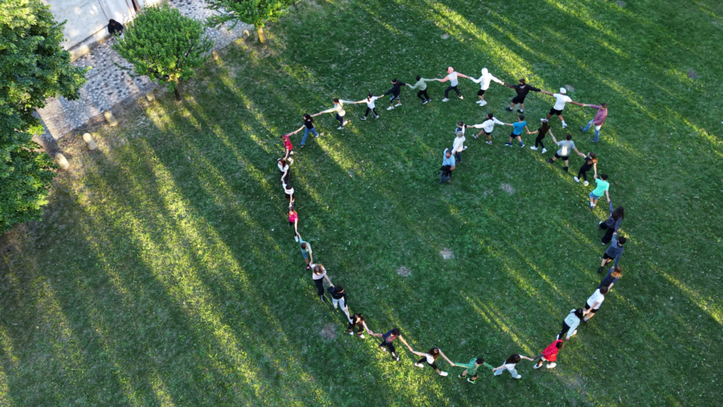 Studenti e studentesse alla Base Scout di San Vito