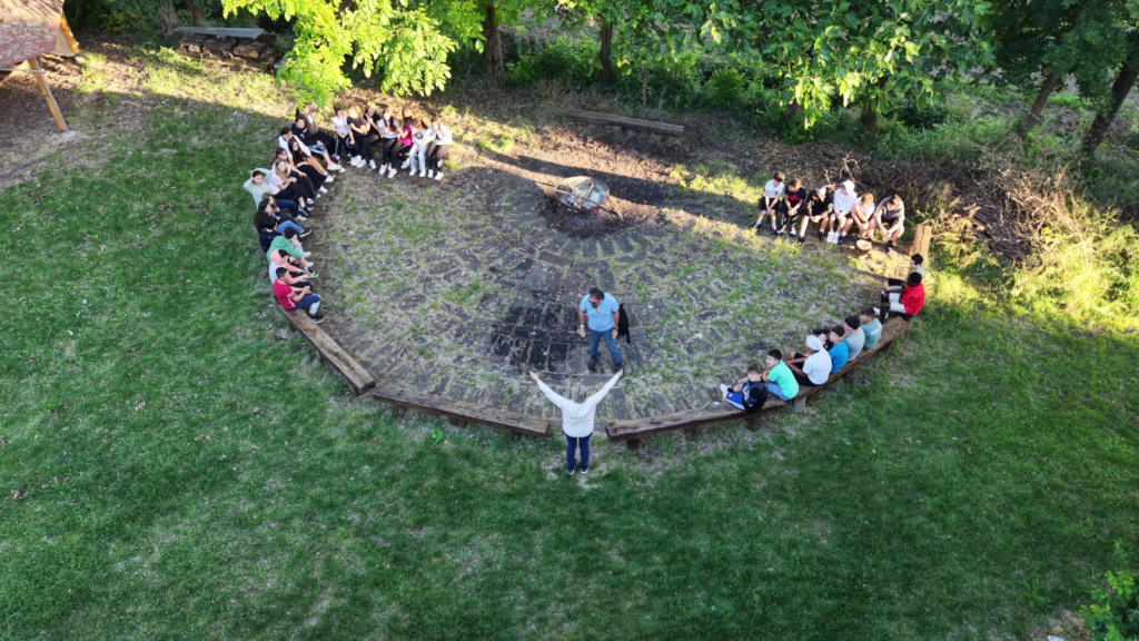 Studenti e studentesse alla Base Scout di San Vito